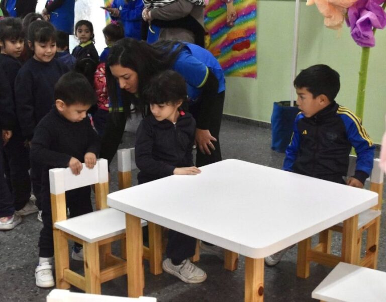 Internos penitenciarios fabrican muebles para una escuela de San Luis