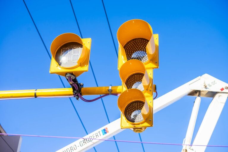 Instalaron un nuevo semáforo en calles céntricas para mejorar la seguridad vial