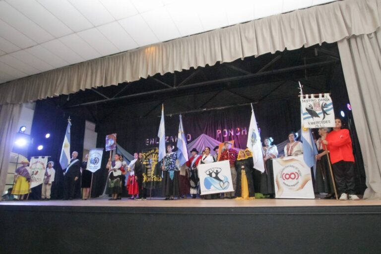 Destino Danza encantó con su gala folclórica “Enlazando ponchos”