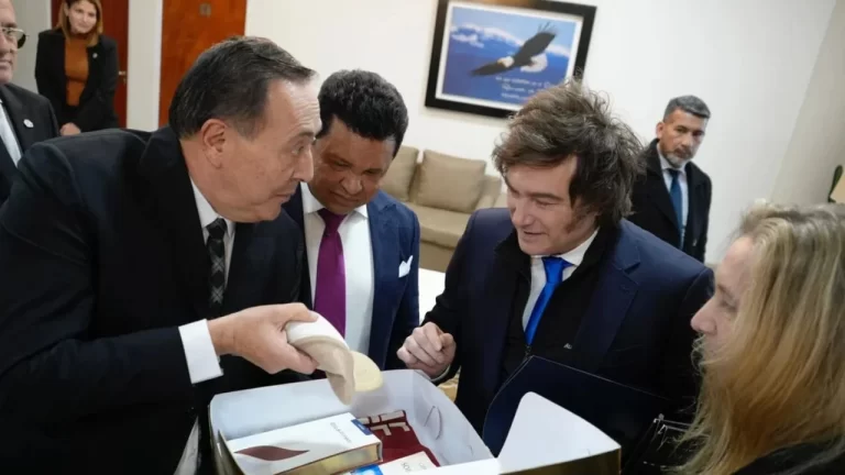 Polémica en Chaco: el pastor que recibió a Milei cambia su versión del “milagro” financiero