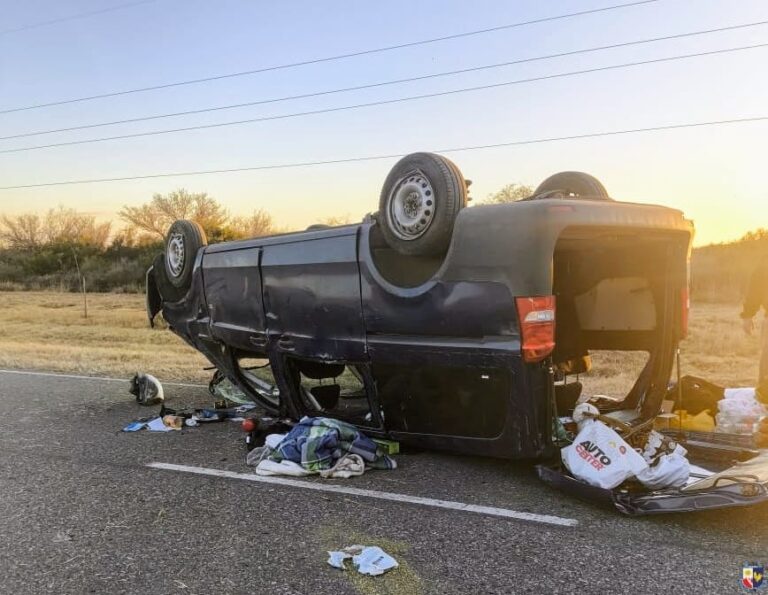 Cuatro jóvenes heridos tras un violento vuelco en la Autopista 55