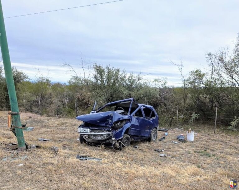 Un hombre resultó herido cuando perdió el control del auto y terminó chocando contra un poste