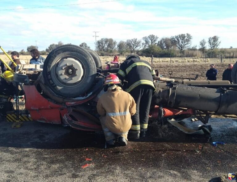 “Solo veíamos su mano y su pie”: rescataron a un joven atrapado tras un vuelco