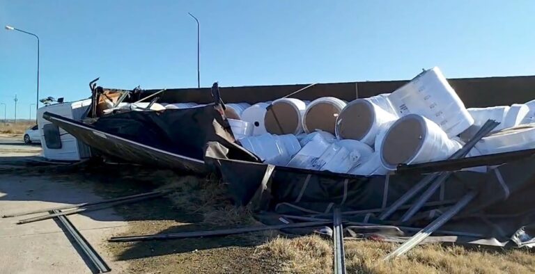 Un camión que volcó hace más de 3 días continúa sin ser retirado del lugar