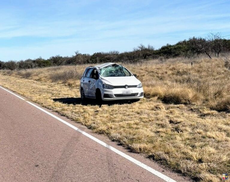 Vuelco en Ruta 55: una madre y sus hijos resultaron heridos