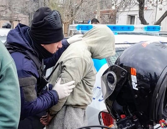 Villa Mercedes: intentó agredir a policías y fue detenido durante un allanamiento