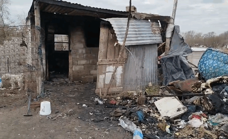 Voraz incendio en Villa Mercedes: un hombre necesita ayuda tras perderlo todo