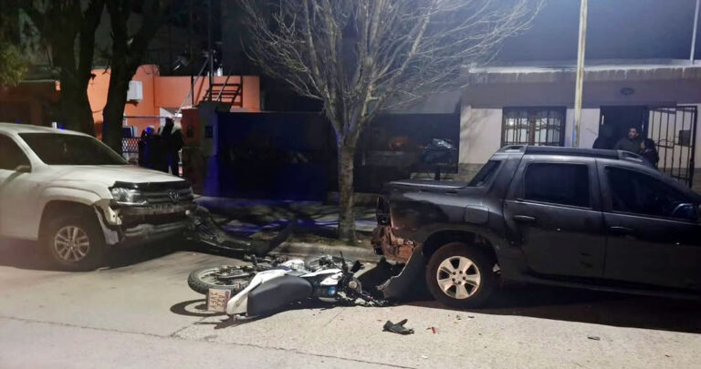 Accidente fatal en Villa Mercedes: Un motociclista chocó contra dos camionetas y murió en el acto