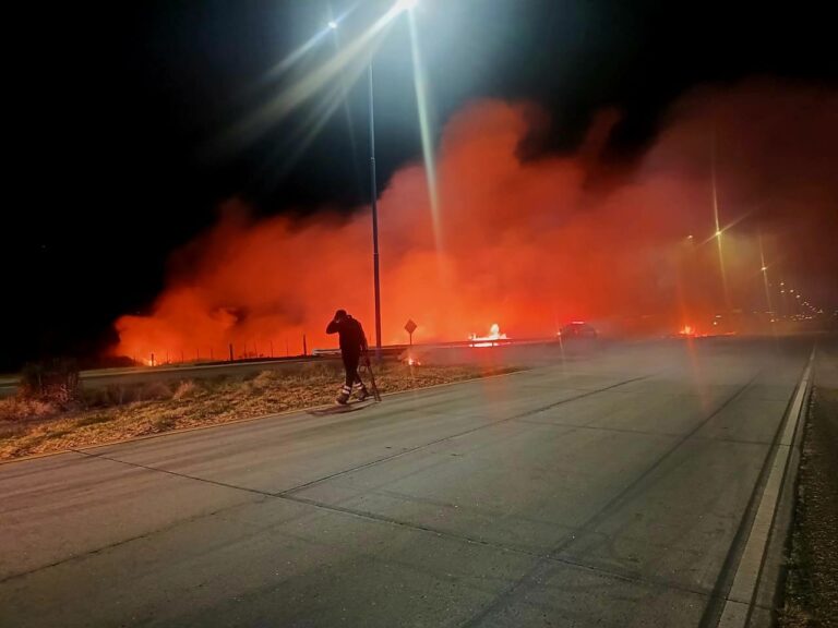 Ruta 7: volcó un camión con animales y se desató un incendio en Pasos de las Carretas