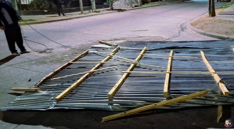 Fuerte viento en San Luis: voló el techo de una vivienda en el barrio Eva Perón
