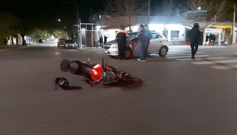 Accidente en Villa Mercedes: un motociclista resultó herido tras chocar con un auto