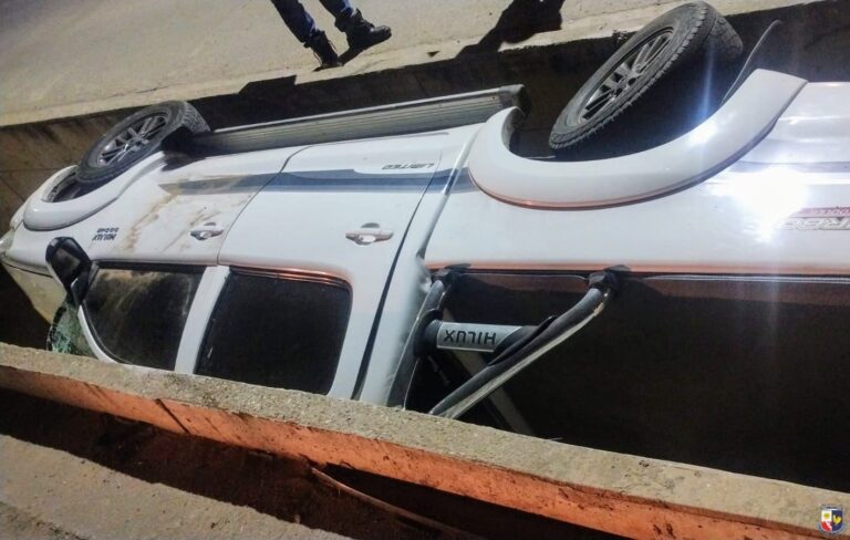 Una camioneta cayó a un canal y dos jóvenes resultaron heridos