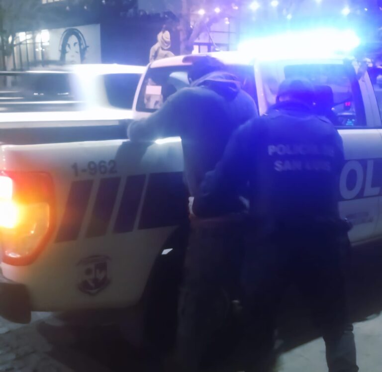 Detuvieron a un hombre que cobraba estacionamiento ilegal y amenazó a un conductor