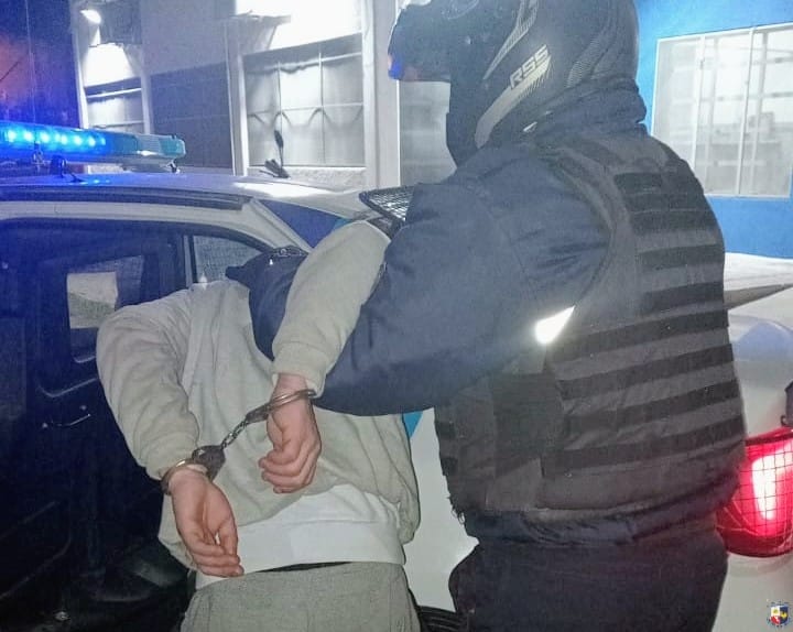 Detuvieron a un hombre que merodeaba casas y quiso escapar de la policía