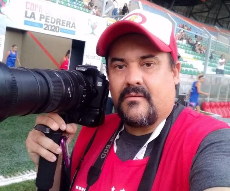 Imágenes que cuentan historias: tres décadas de fotoperiodismo en una muestra