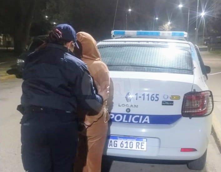 Una mujer fue demorada tras agredir a otra y resistirse a la Policía
