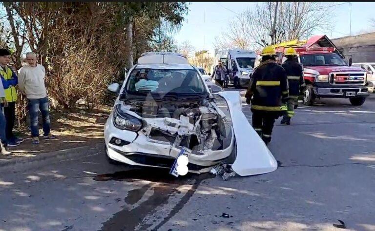 Grave accidente entre un remis y un camión en el Barrio San José