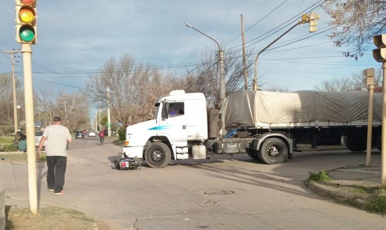 Villa Mercedes: dos jóvenes heridos tras colisión entre una moto y un camión