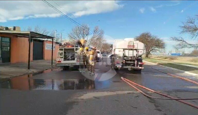 Dos dotaciones de bomberos controlaron un incendio en barrio La Ribera