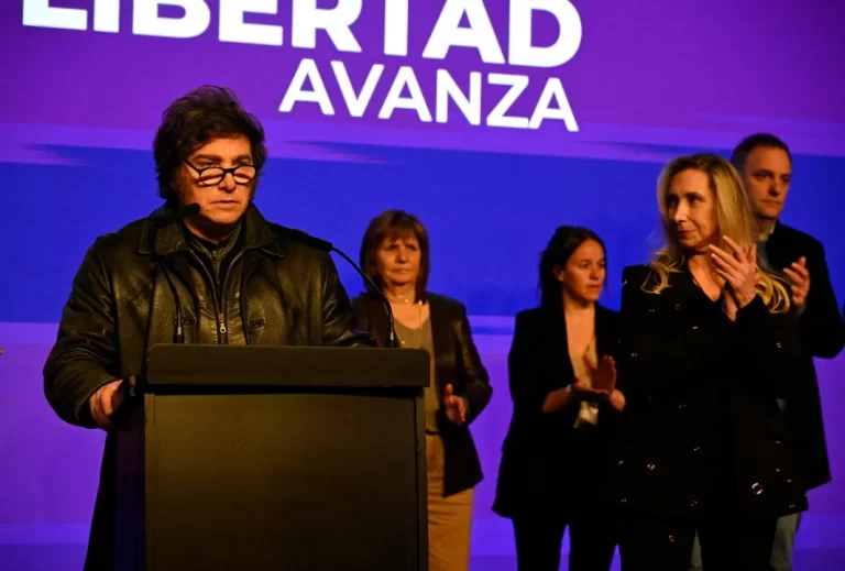 Milei crea una mesa política nacional tras la derrota en Provincia y convoca a gobernadores