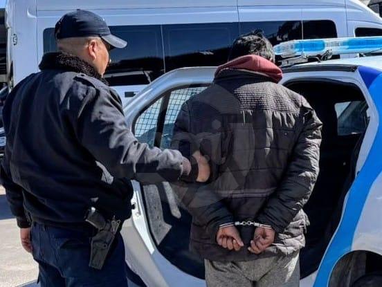 La policía sorprendió a un intruso en el interior de una vivienda