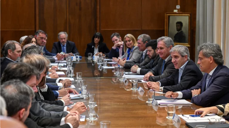 Caputo defendió el rumbo económico y habló de 2027: “Será esto o el comunismo”