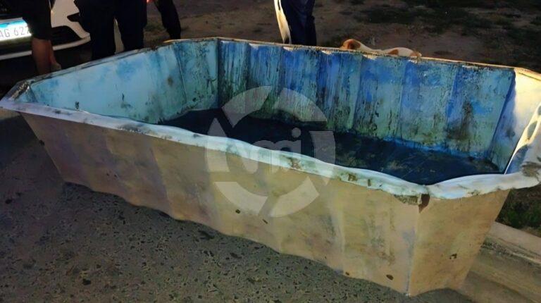 La Policía sorprendió a dos jóvenes con una pileta robada que la cargaban al hombro