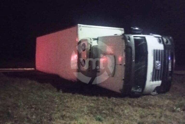 Un camión perdió el control y volcó entre Fraga y Liborio Luna