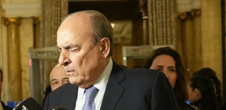 Francos se despide del Gobierno tras los rumores de cambios en el Gabinete