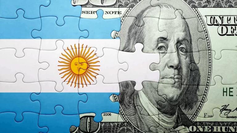 Trump impulsa la dolarización global y apunta a Argentina, según el Financial Times