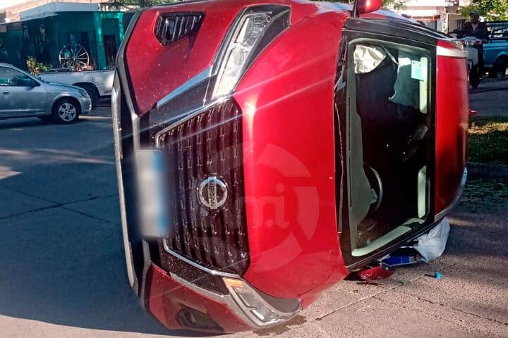 Choque y vuelco en Villa Mercedes: un Nissan Kicks terminó de costado, sin heridos