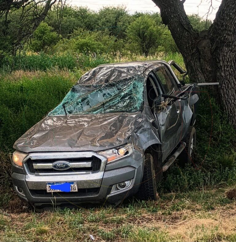 Dos jóvenes heridos tras un vuelco en la Autopista Provincial N.º 55