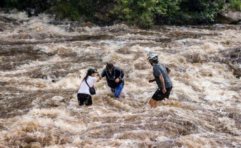 El ministro de Turismo protagonizó un rescate en plena crecida del arroyo Los Molles