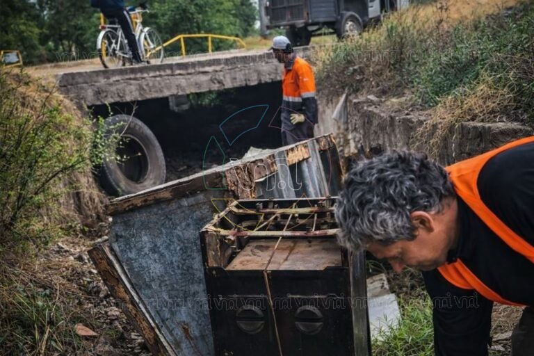 Insólito: Un canal de desagüe obstruido por una heladera, una cocina, una TV y hasta muebles