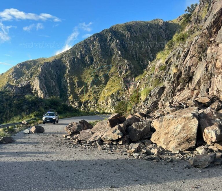 Corte preventivo en el camino Nogolí–Río Grande por un derrumbe