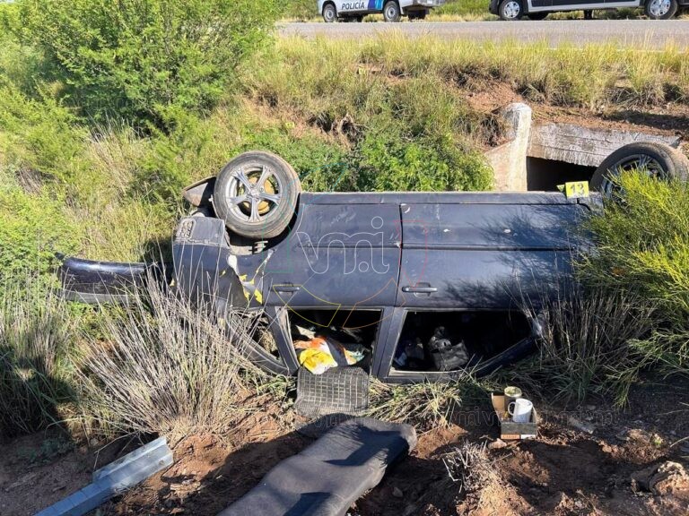 Choque en la ruta 20: un auto volcó tras ser impactado por un camión