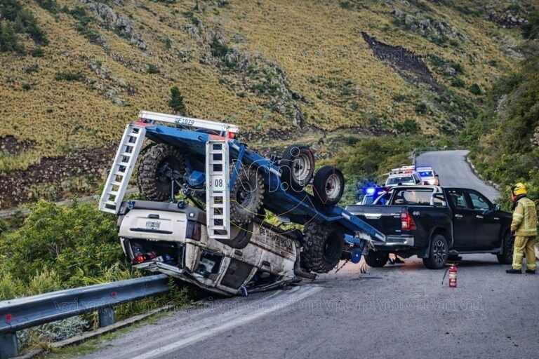 Impresionante accidente en las sierras: vuelco y corte total en el Camino al Filo